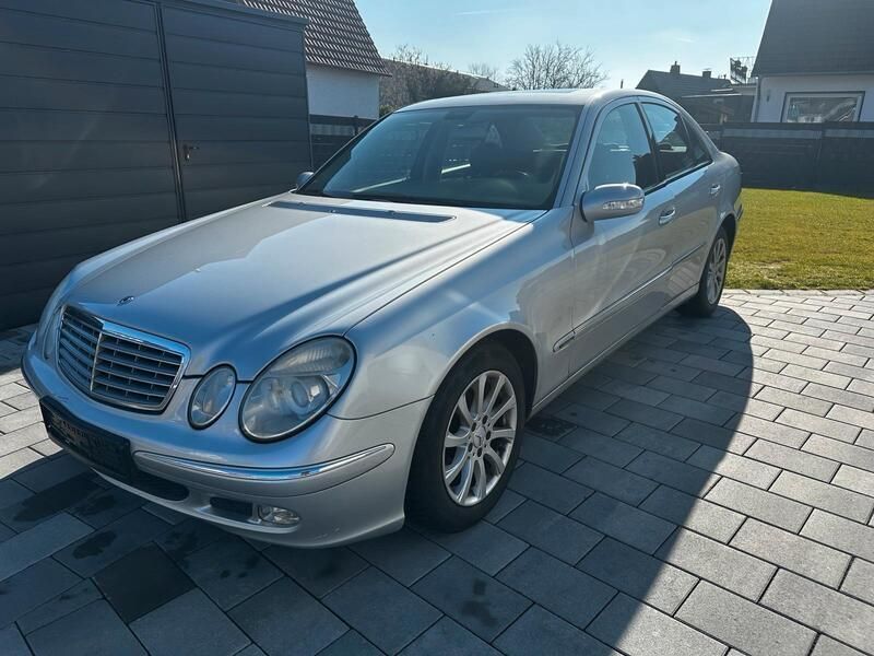 Silber Gebraucht 2004 Mercedes E220 Elegance Limousine | 3.300 € (Guter Preis) - Bild 1/4
