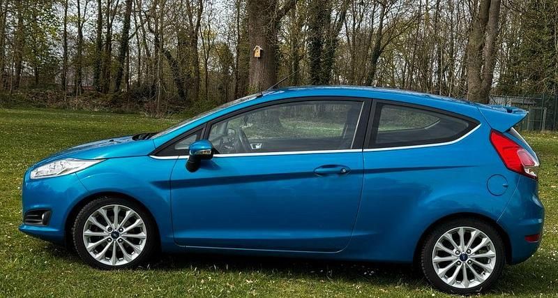 Gebraucht Ford Fiesta Titanium 101 PS (74 kW) 2014 Blau Kleinwagen