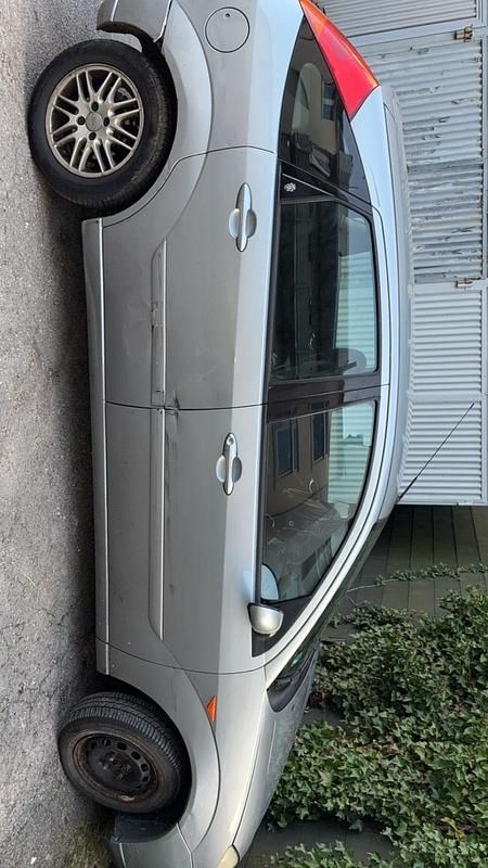 Second-hand Ford Focus 130 CP (95 kW) 2002 Argintiu Hatchback