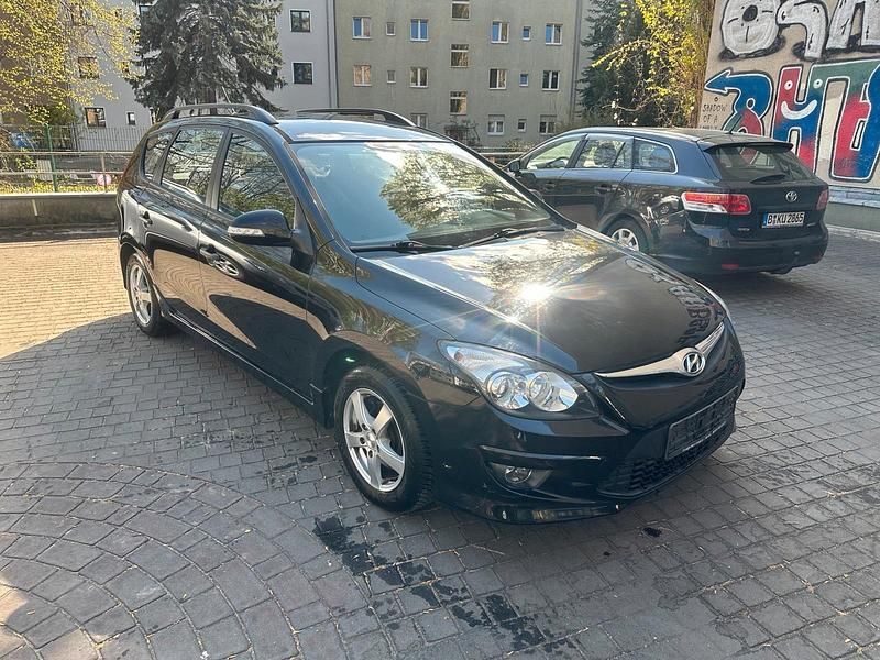 Schwarz Gebraucht 2011 Hyundai i30 Kombi | 2.999 € (Superpreis) - Bild 1/4