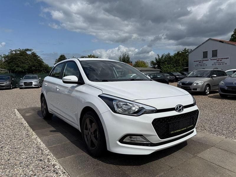 Polar white / sol Gebraucht 2016 Hyundai i20 Sport Limousine | 9.999 € (Guter Preis) - Bild 1/4