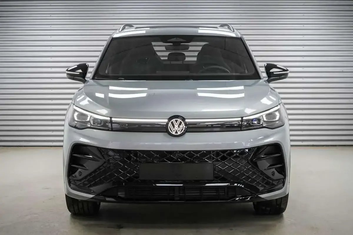 Neu VW Tiguan R-line 193 PS (141 kW) 2025 Oyster silver metallic (f0) SUV