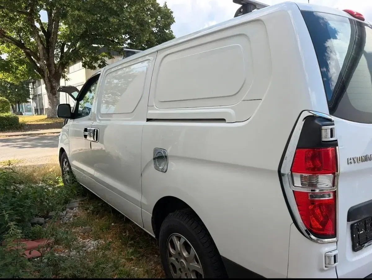 Gebraucht Hyundai H-1 135 PS (99 kW) 2013 Weiß Van / Kleinbus