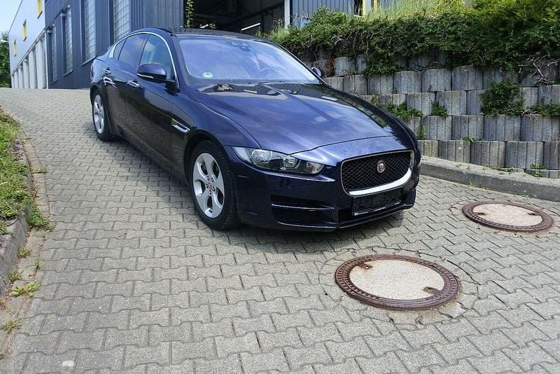 Blau Gebraucht 2017 Jaguar XE Prestige Limousine | 9.900 € - Bild 1/1