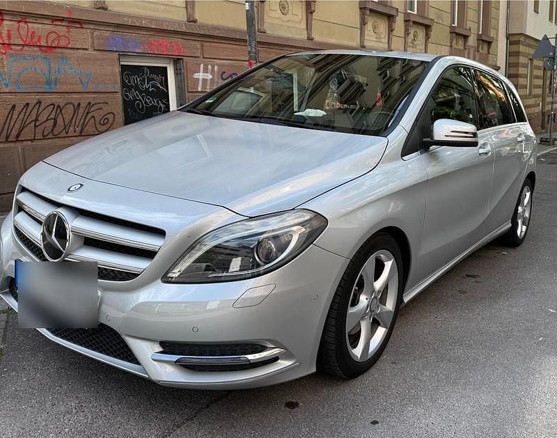 Silber Gebraucht 2014 Mercedes B180 Van / Kleinbus | 11.500 € (Superpreis) - Bild 1/4