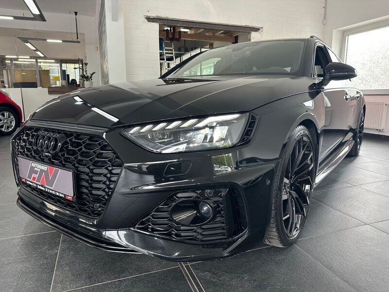 Mythosschwarz metallic Gebraucht 2021 Audi RS4 Sport Kombi | 63.900 € (Etwas zu teuer) - Bild 1/4