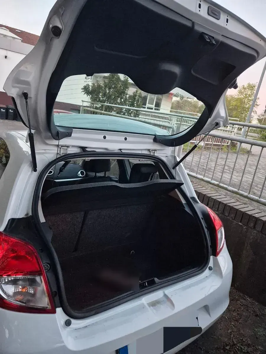Gebraucht Renault Clio II 75 PS (55 kW) 2010 Weiß Limousine
