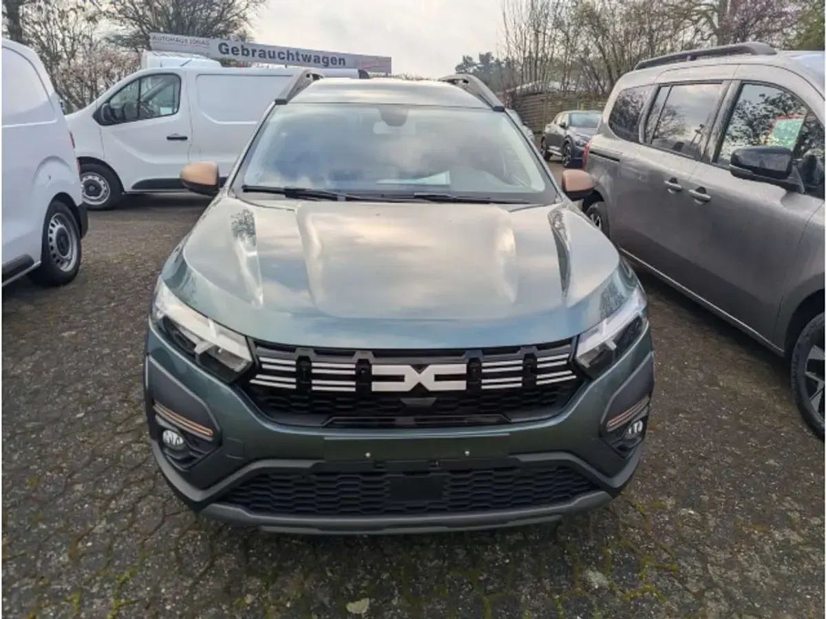 Gebraucht Dacia Jogger Essentiel 101 PS (74 kW) 2023 Grün Van / Kleinbus