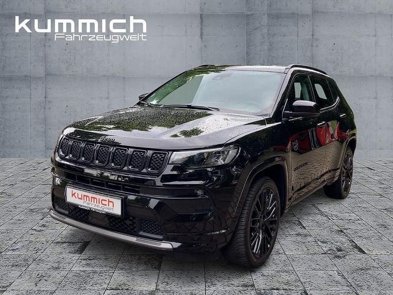 Solid black (schwarz) Gebraucht 2024 Jeep Compass Altitude SUV | 26.990 € (Fairer Preis) - Bild 1/4