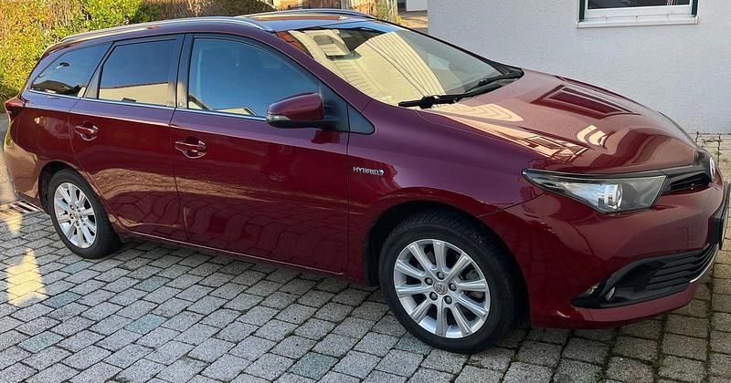 Rot Gebraucht 2018 Toyota Auris Touring Sports Kombi | 14.300 € (Guter Preis) - Bild 1/4
