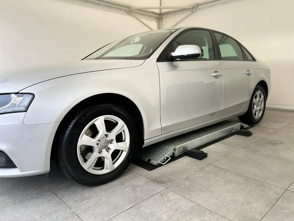 Używany Audi A4 Attraction 120 KM (88 kW) 2010 Srebrny Sedan/Limuzyna