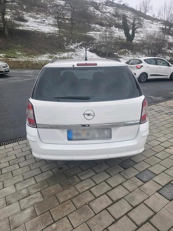 Gebraucht Opel Astra 110 PS (80 kW) 2010 Weiß Limousine