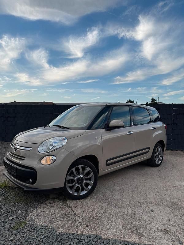 Beige Gebraucht 2016 Fiat 500L Living Van / Kleinbus | 6.600 € (Fairer Preis) - Bild 1/4