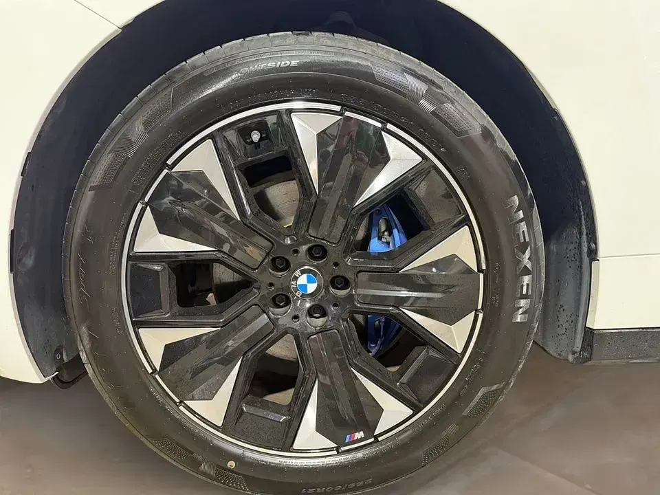 Gebraucht BMW iX M Sport 300 kW (408 PS) 2025 Weiß SUV