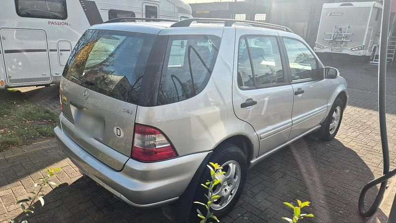 Gebraucht Mercedes ML270 163 PS (119 kW) 2004 Silber SUV
