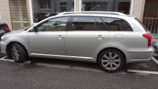 Gebraucht Toyota Avensis Executive 147 PS (108 kW) 2009 Grau metallic Kombi