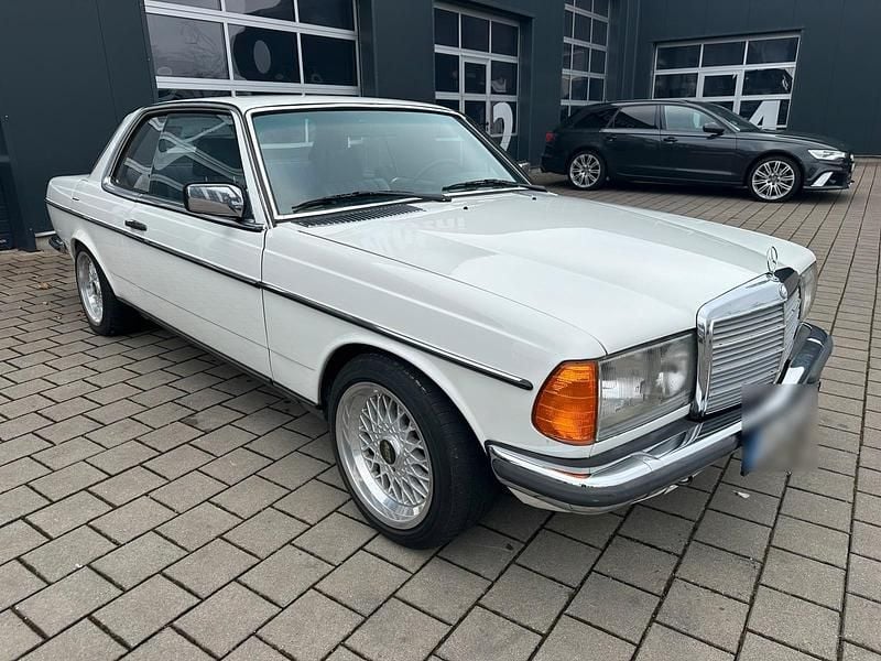 Gebraucht Mercedes 230 80 PS (58 kW) 1978 Weiß Coupé