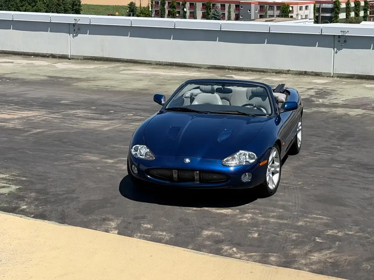 Gebraucht Jaguar XKR 363 PS (266 kW) 2002 Blau Cabrio