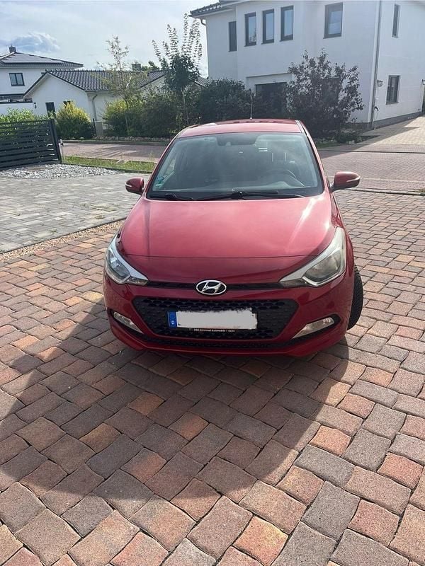 Rot Gebraucht 2016 Hyundai i20 Trend Kleinwagen | 8.500 € (Fairer Preis) - Bild 1/4
