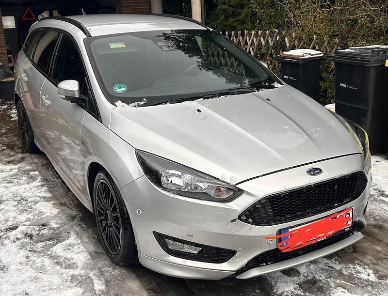 Silber Gebraucht 2018 Ford Focus ST-Line Kombi | 10.999 € (Superpreis) - Bild 1/4