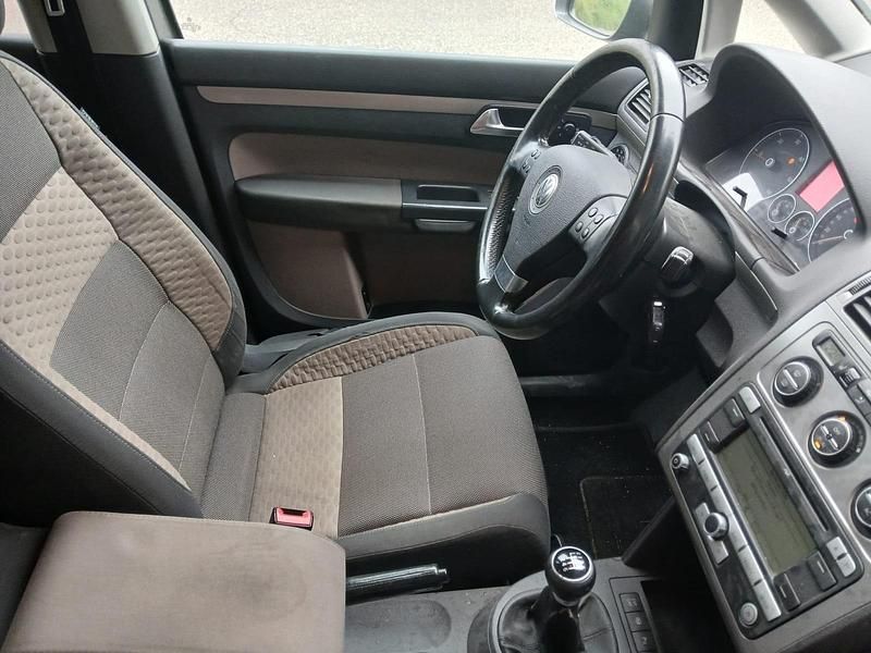 Grau Gebraucht 2008 VW Touran Cross Van / Kleinbus | 3.500 € (Fairer Preis) - Bild 1/4