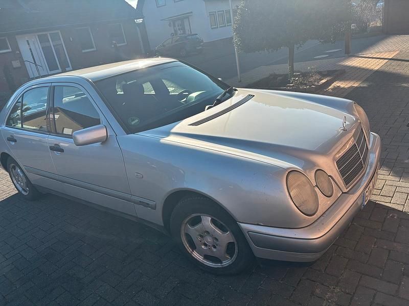 Gebraucht Mercedes E200 136 PS (100 kW) 1998 Silber Limousine
