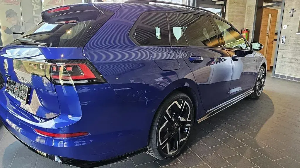 Neu VW Golf VIII R-line 150 PS (110 kW) 2026 Lapiz blue metallic Kombi