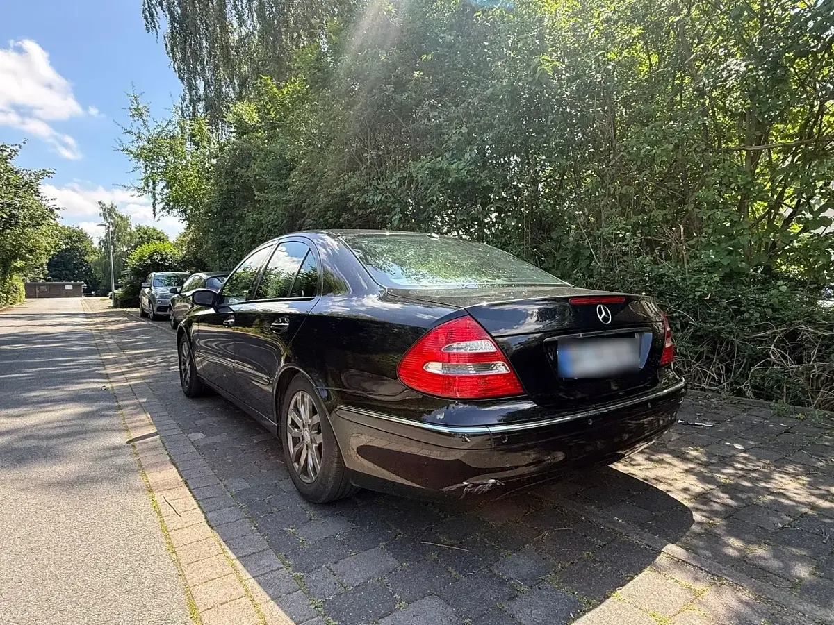 Gebraucht Mercedes E240 176 PS (129 kW) 2005 Schwarz Limousine