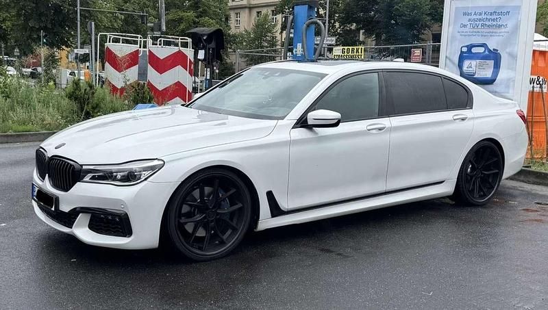 Weiß Gebraucht 2018 BMW 750L M Performance Limousine | 38.000 € (Etwas zu teuer) - Bild 1/4