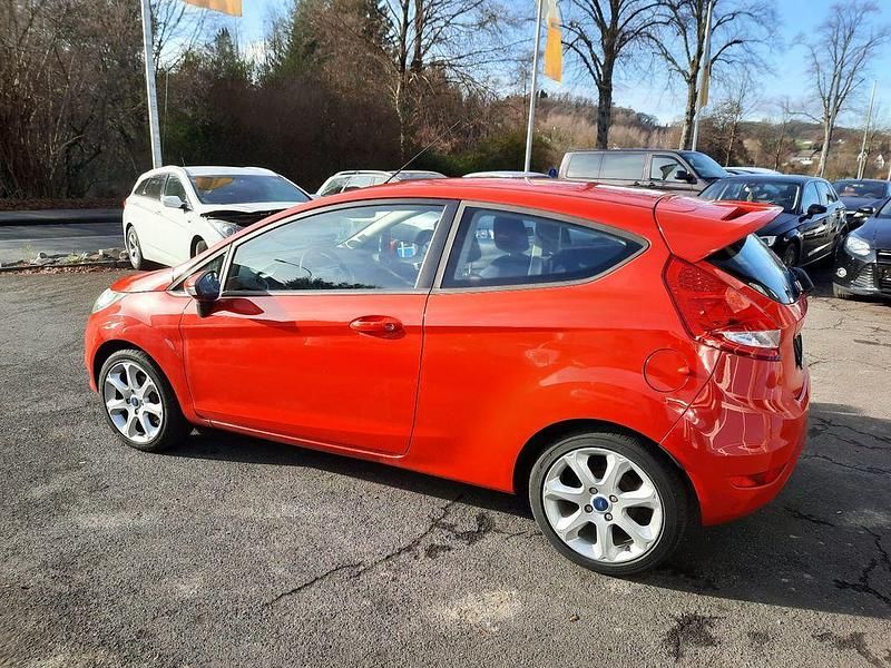 Gebraucht Ford Fiesta Champions Edition 82 PS (60 kW) 2012 Rot Kleinwagen