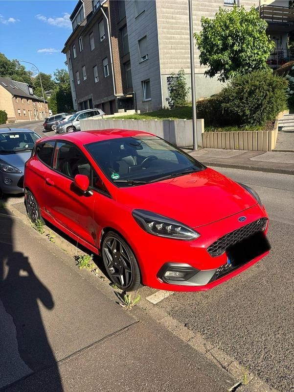 Rot Gebraucht 2019 Ford Fiesta Performance Edition Kleinwagen | 17.900 € (Fairer Preis) - Bild 1/4