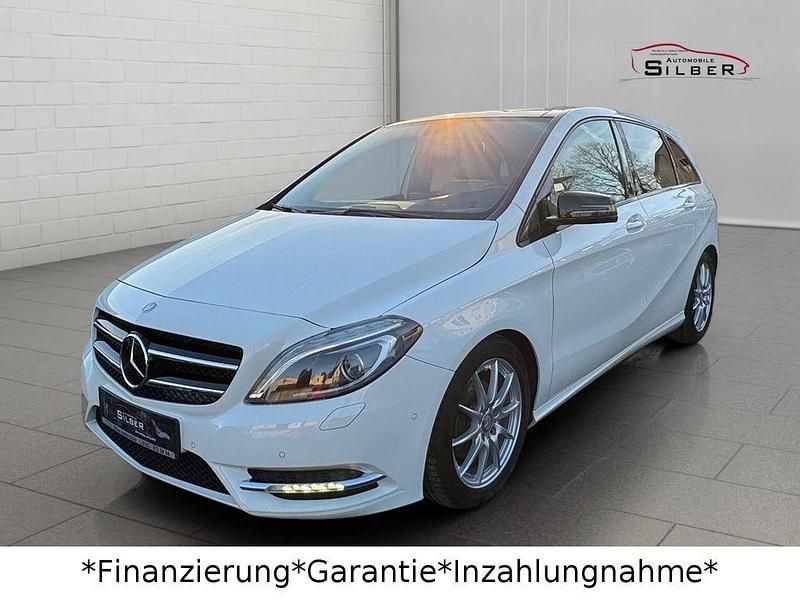 Weiß Gebraucht 2013 Mercedes B200 Van / Kleinbus | 14.900 € (Fairer Preis) - Bild 1/4