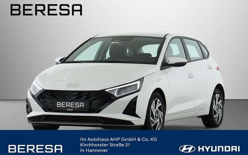 Atlas white / sol Neu 2025 Hyundai i20 Trend Limousine | 18.480 € (Guter Preis) - Bild 1/4
