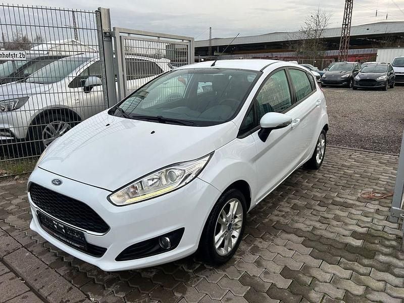 Weiß Gebraucht 2016 Ford Fiesta Celebration Limousine | 3.950 € (Guter Preis) - Bild 1/4