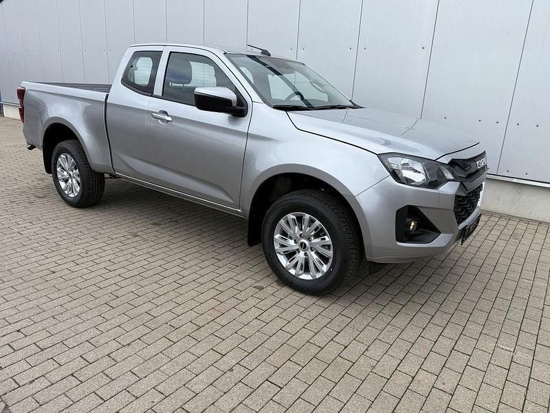 Neu Isuzu D-Max 163 PS (119 kW) 2025 Grau Pickup