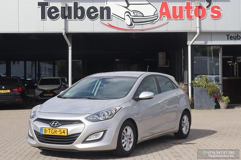 Grau Gebraucht 2014 Hyundai i30 Limousine | 6.985 € (Fairer Preis) - Bild 1/4
