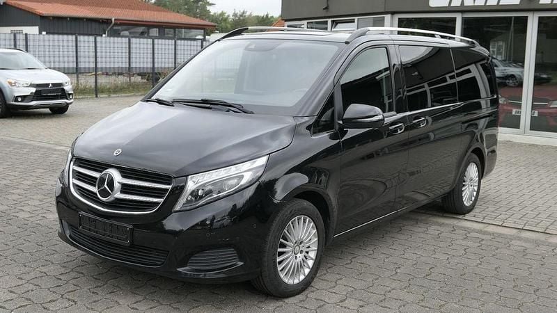 Schwarz Gebraucht 2018 Mercedes V250 Edition Van / Kleinbus | 28.790 € (Guter Preis) - Bild 1/4
