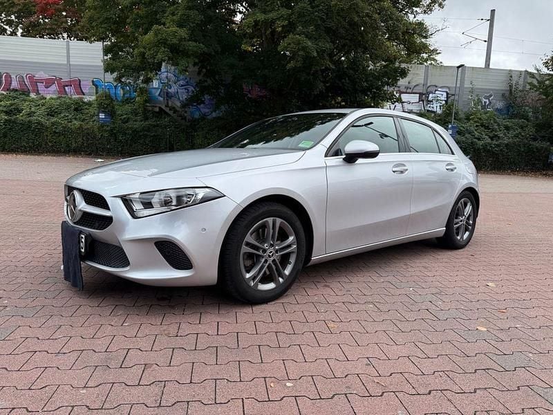 Silber Gebraucht 2019 Mercedes A220 Limousine | 20.900 € (Superpreis) - Bild 1/4