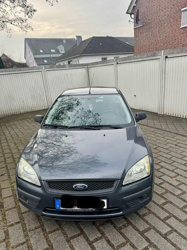Grau Gebraucht 2005 Ford Focus Kleinwagen | 1.350 € (Fairer Preis) - Bild 1/4