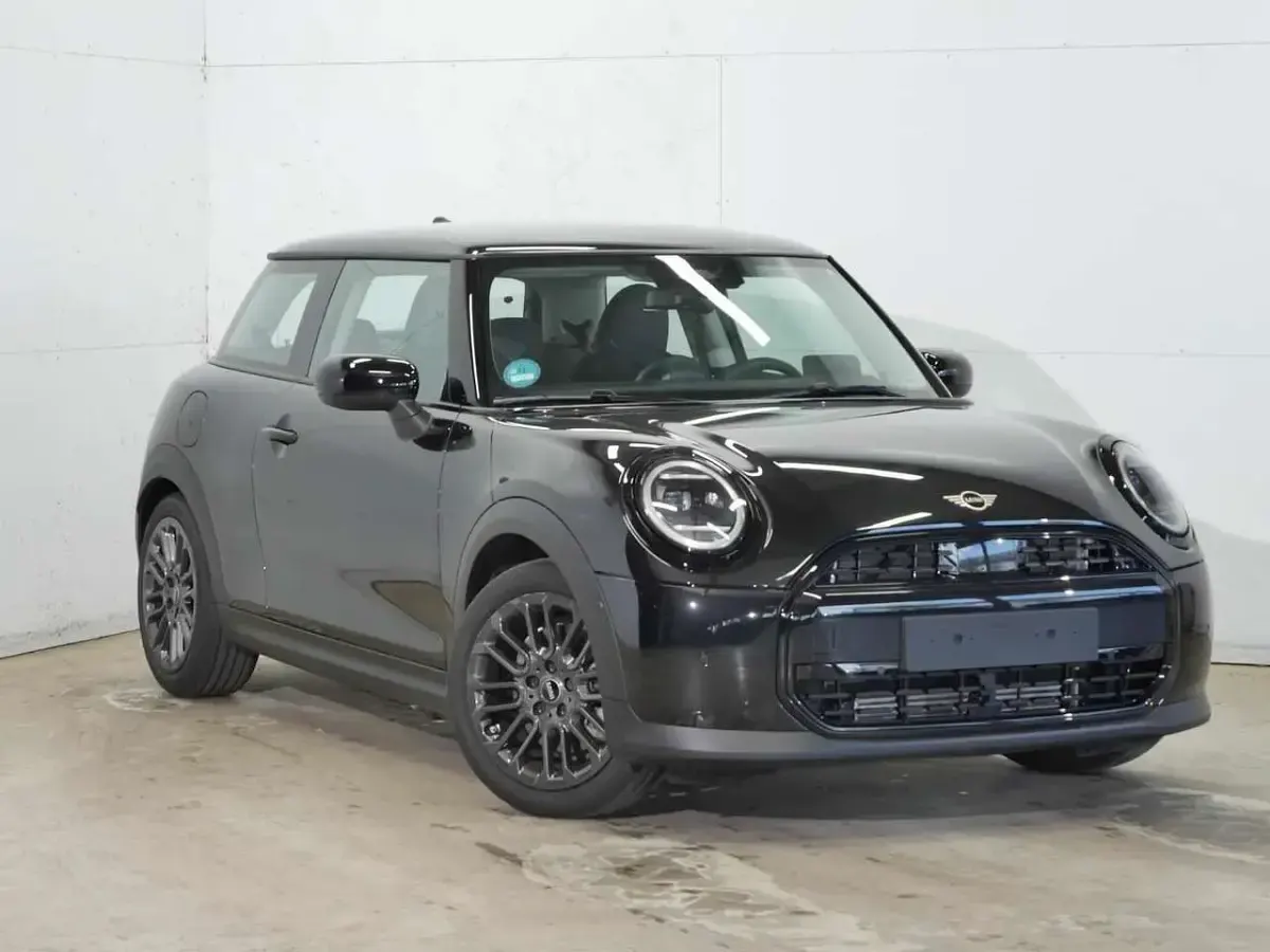 Używany Mini Cooper Classic 114 kW (156 KM) 2025 Czarny Hatchback