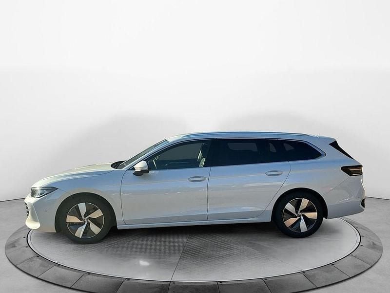 Gebraucht VW Passat Elegance 150 PS (110 kW) 2025 Oryxweiß perlmutteffekt Kombi