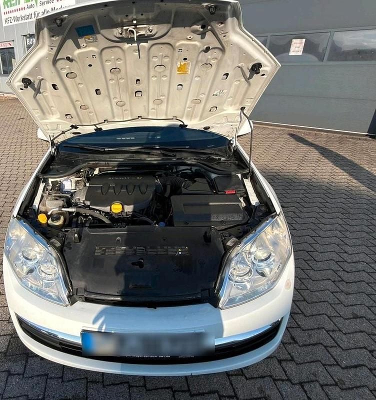 Weiß Gebraucht 2010 Renault Laguna III Limousine | 2.000 € (Fairer Preis) - Bild 1/4