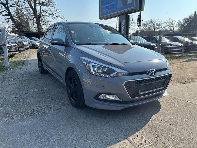 Gebraucht Hyundai i20 Style 101 PS (74 kW) 2016 Grau Limousine