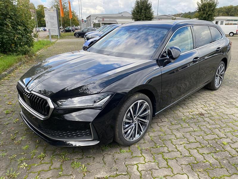 Neu Skoda Superb 193 PS (141 kW) 2025 Ebony schwarz metallic Limousine