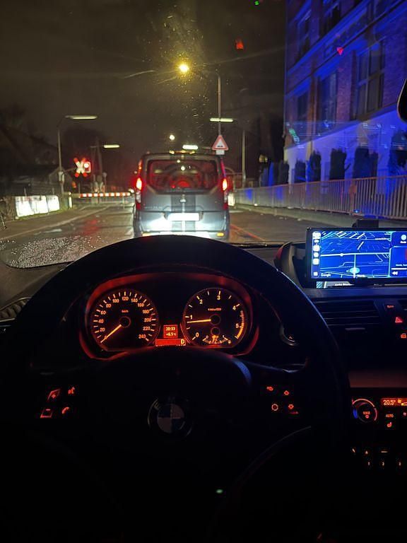 Gebraucht BMW 118 Sport Line 143 PS (105 kW) 2011 Schwarz Kleinwagen