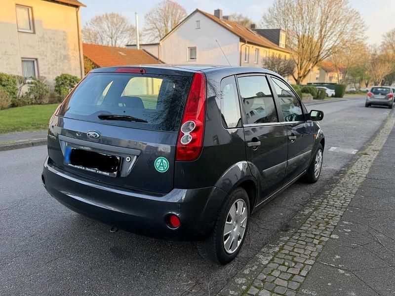 Gebraucht Ford Fiesta Ambiente 69 PS (50 kW) 2007 Grau Kleinwagen