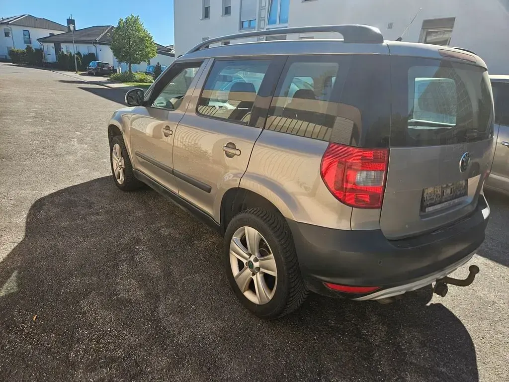 Gebraucht Skoda Yeti Ambition 110 PS (80 kW) 2012 Grau SUV