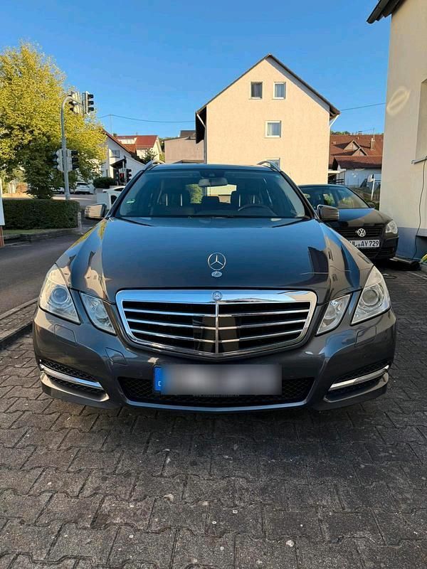 Grau Gebraucht 2011 Mercedes E350 Kombi | 8.900 € (Superpreis) - Bild 1/4
