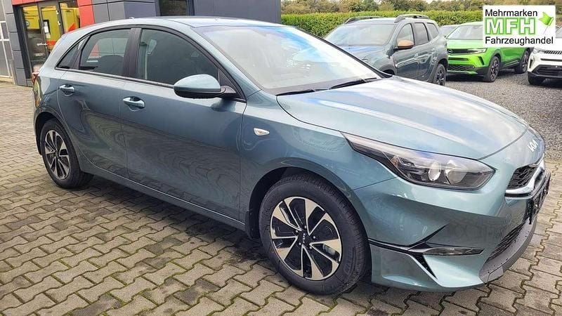 Neu Kia Ceed 140 PS (102 kW) 2025 Lunarsilber Kleinwagen