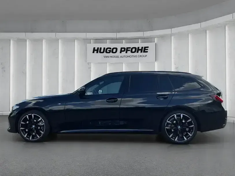 Gebraucht BMW 330 M Sport 286 PS (210 kW) 2024 Black sapphire metallic Kombi